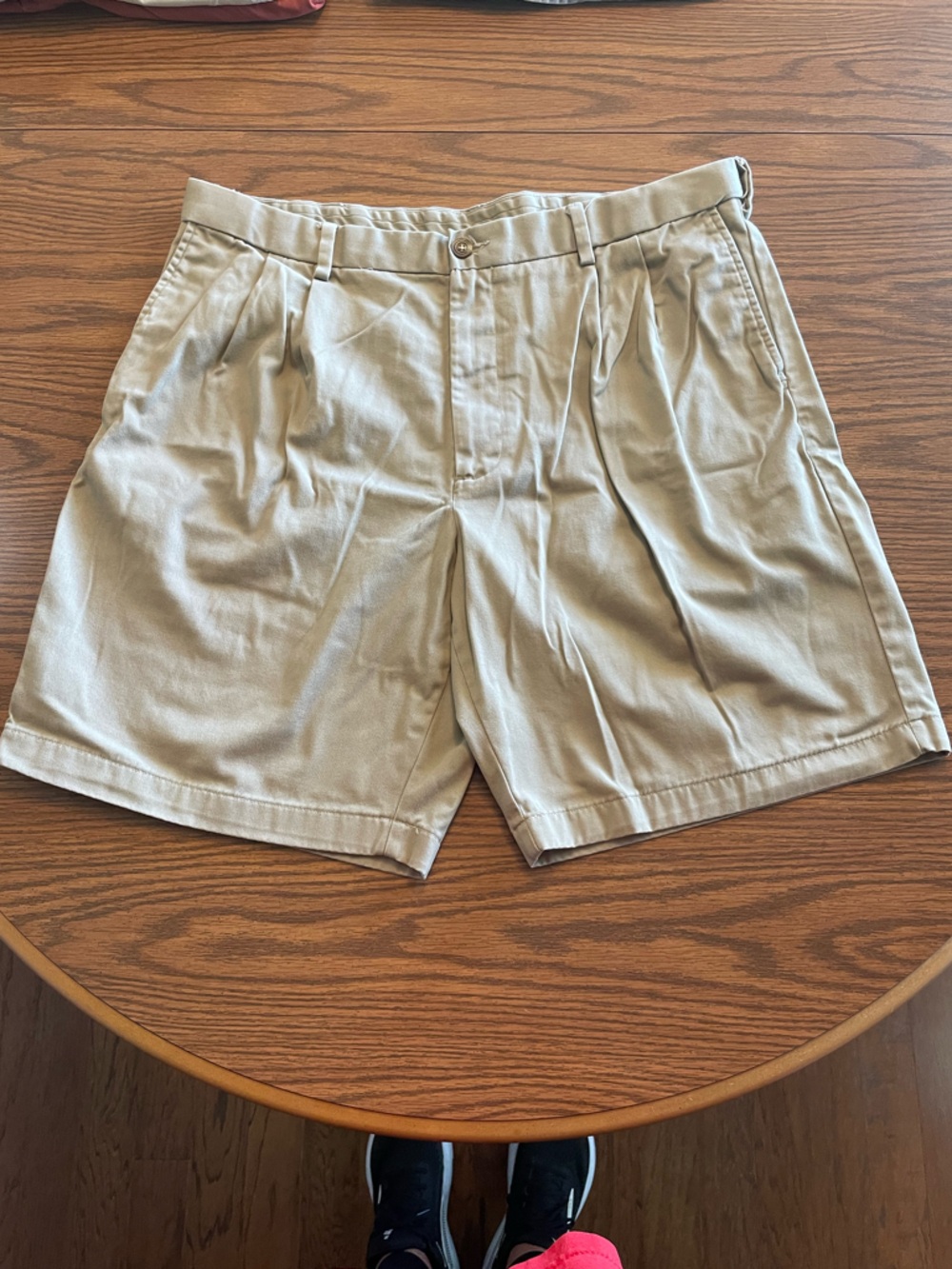 Roundtree & Yorke Men's Khaki Pleated Shorts